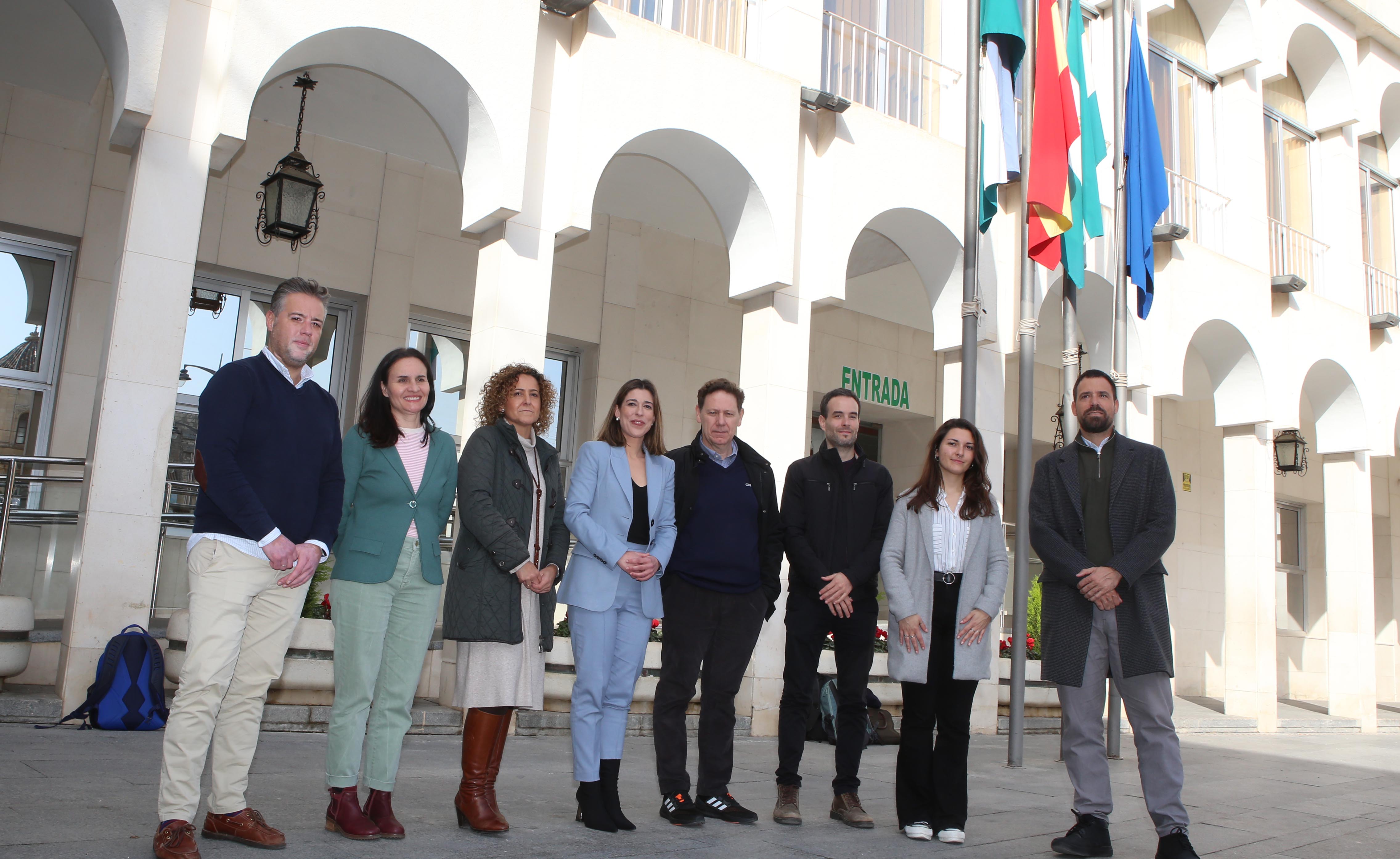 TERESA ALONSO JUNTO AL EQUIPO DE LA UPO