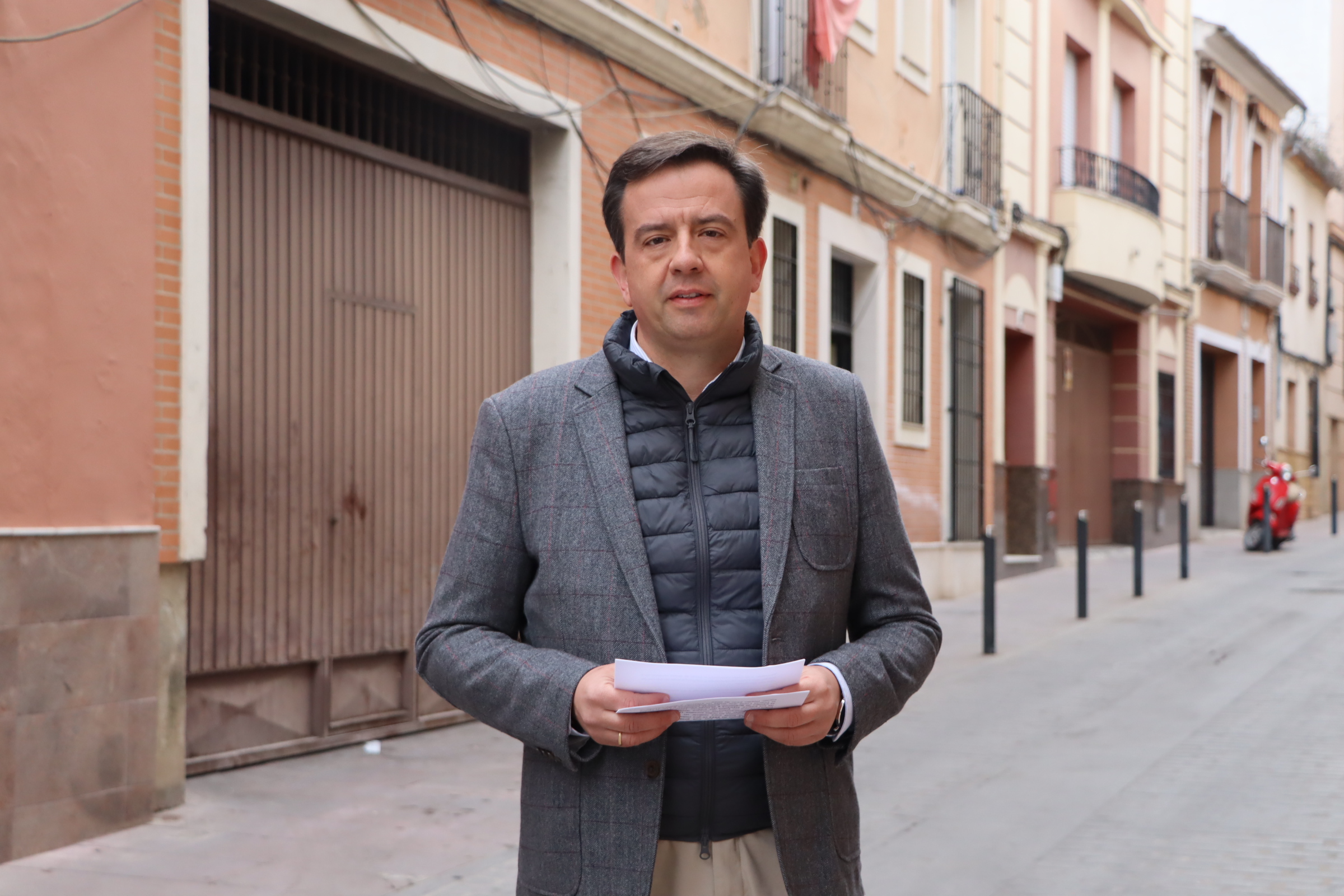 Aurelio Fernández durante su intervención ante los medios ante el edificio de la calle Pedro Angulo