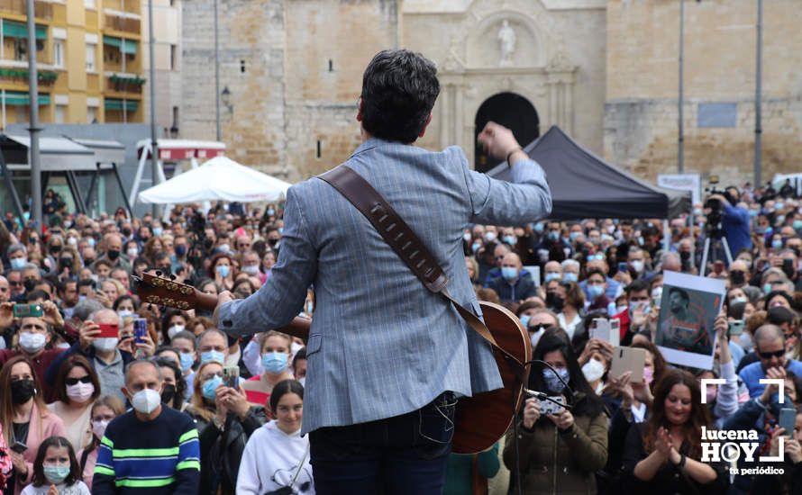 GALERÍA: David de María pone el colofón musical al Día de Andalucía con un multitudinario concierto en la Plaza Nueva