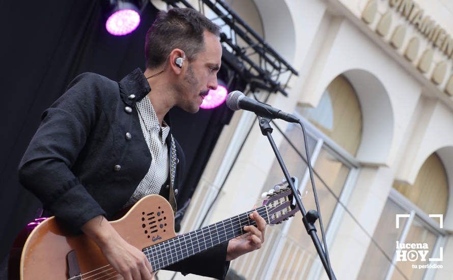 GALERÍA: David de María pone el colofón musical al Día de Andalucía con un multitudinario concierto en la Plaza Nueva