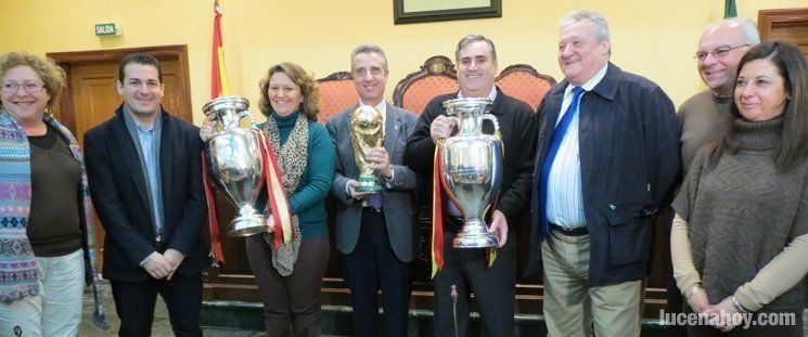  Las tres copas de "La Roja" recalan en Lucena por unas horas 