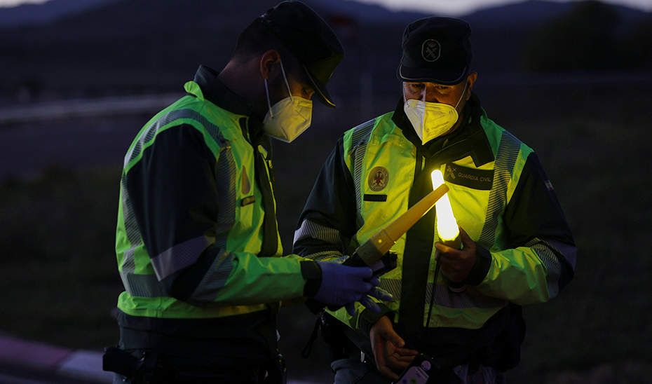  Dos agentes de la Guardia Civil elaboran un atestado. Archivo 