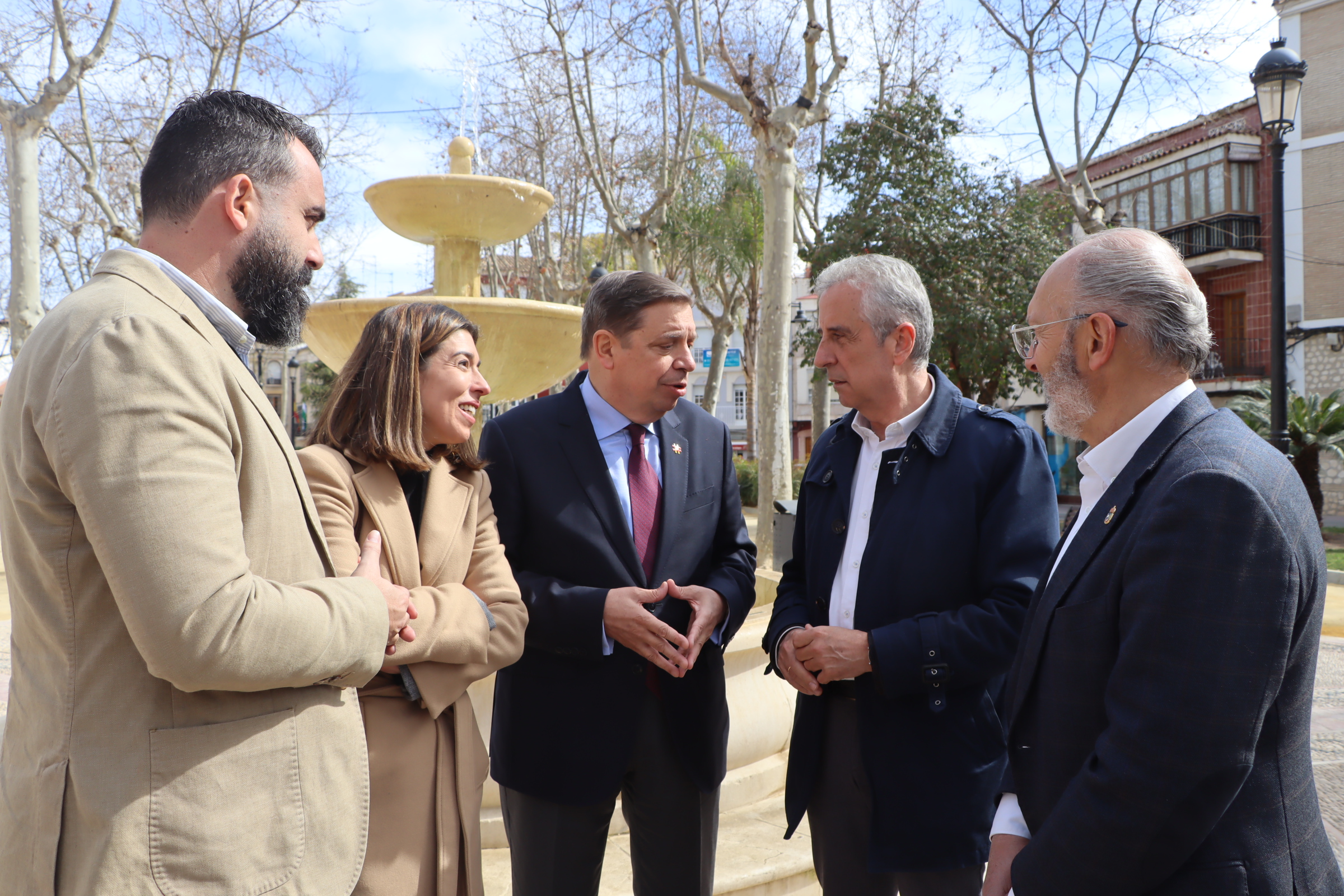 Luis Planas junto al alcalde de Lucena, Juan Pérez y otros miembros del partido en el Paseo del Coso