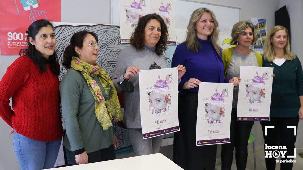  Componentes de Urban Kniting de Lucena junto a la edil de Igualdad y técnicas del CIM 