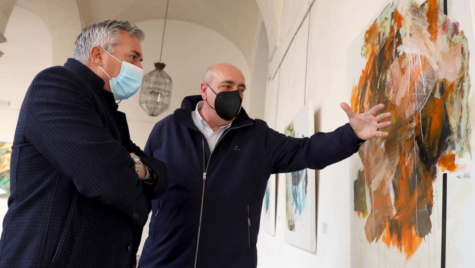  Fernando Calvillo y Víctor Montoro durante su recorrido por la exposición 