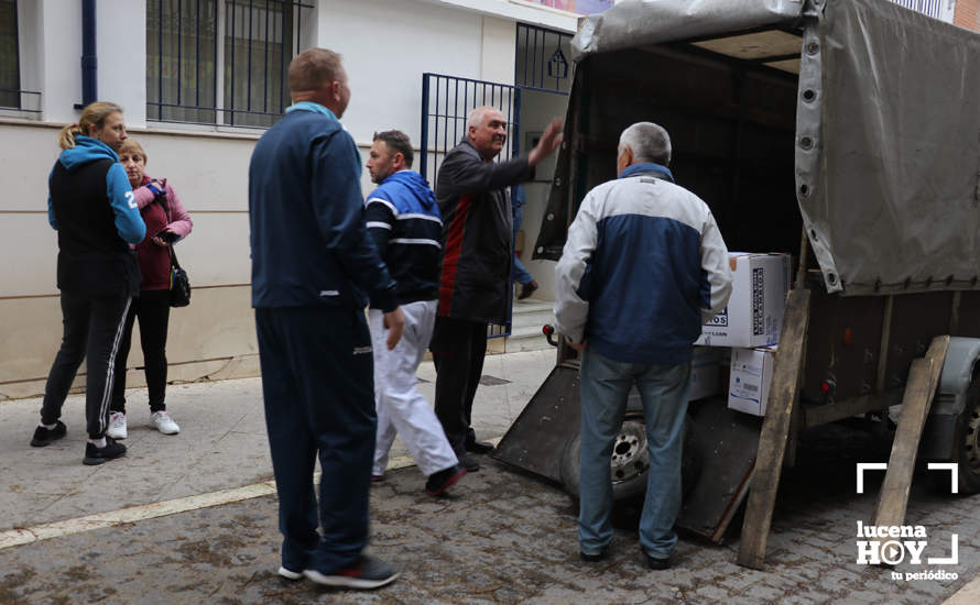  Voluntarios de la asociación "Moia Ukrayina" cargan cajas de medicinas en el vehículo que las transportará a Ucrania 
