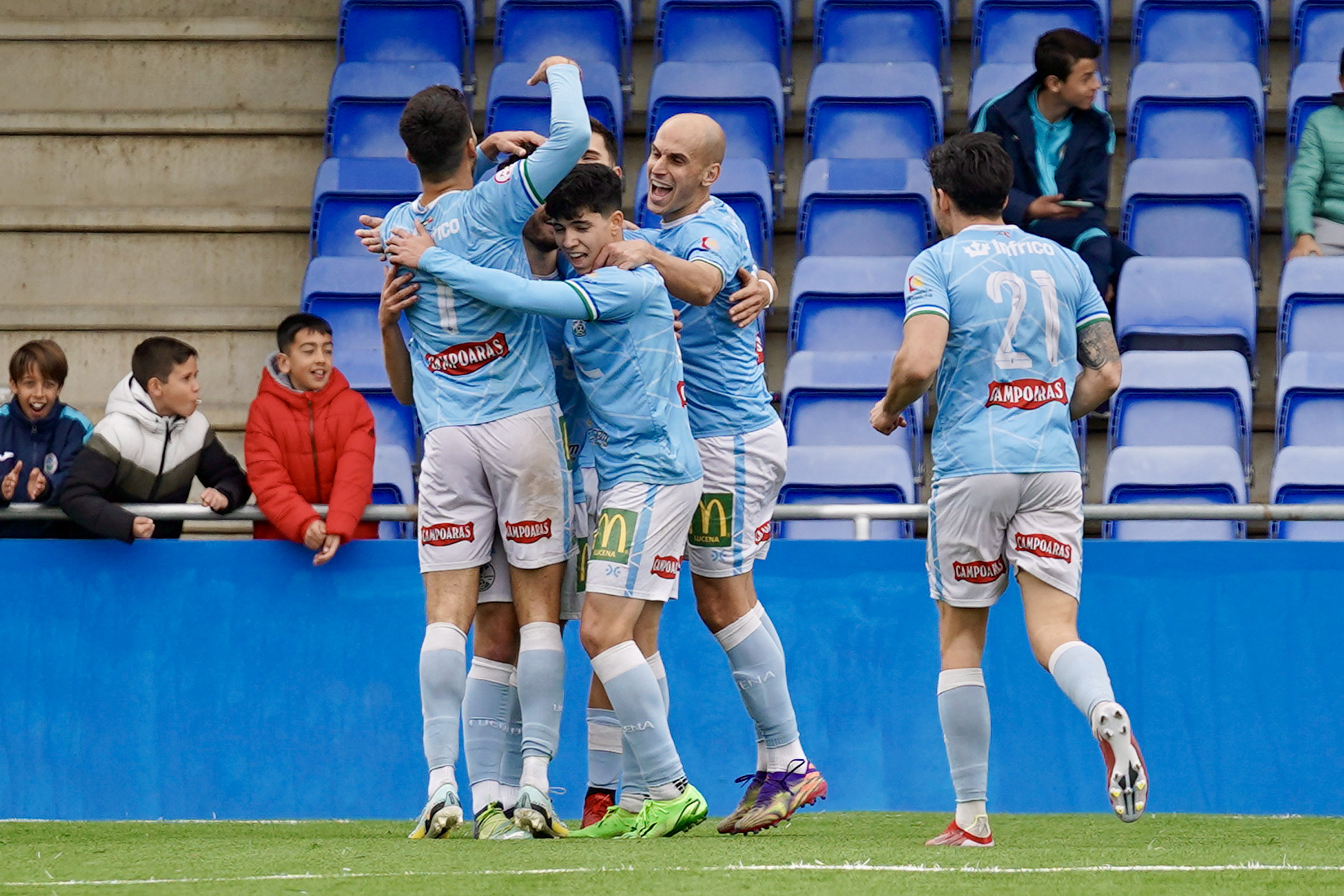 Jugadores del CD Ciudad de Lucena celebran un gol en la anterior jornada. Foto: Antonio Dávila