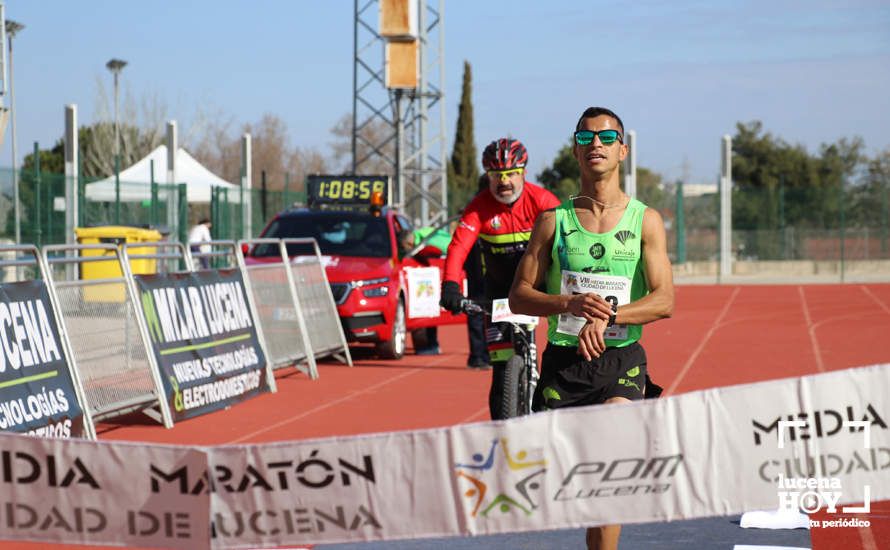 GALERÍA III: Las fotos de la VIII Media Maratón de Lucena: La alegría de llegar a la meta