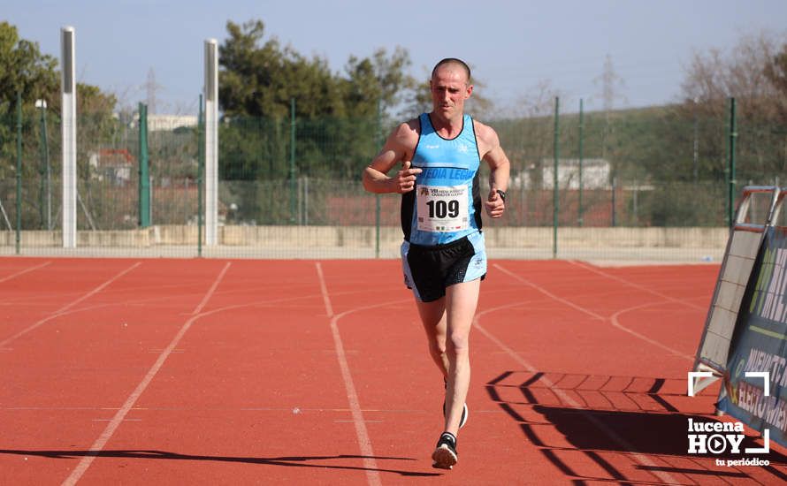 GALERÍA III: Las fotos de la VIII Media Maratón de Lucena: La alegría de llegar a la meta