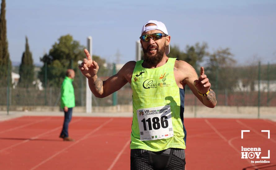 GALERÍA III: Las fotos de la VIII Media Maratón de Lucena: La alegría de llegar a la meta