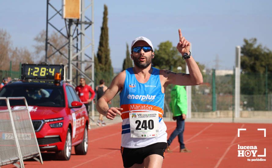 GALERÍA III: Las fotos de la VIII Media Maratón de Lucena: La alegría de llegar a la meta