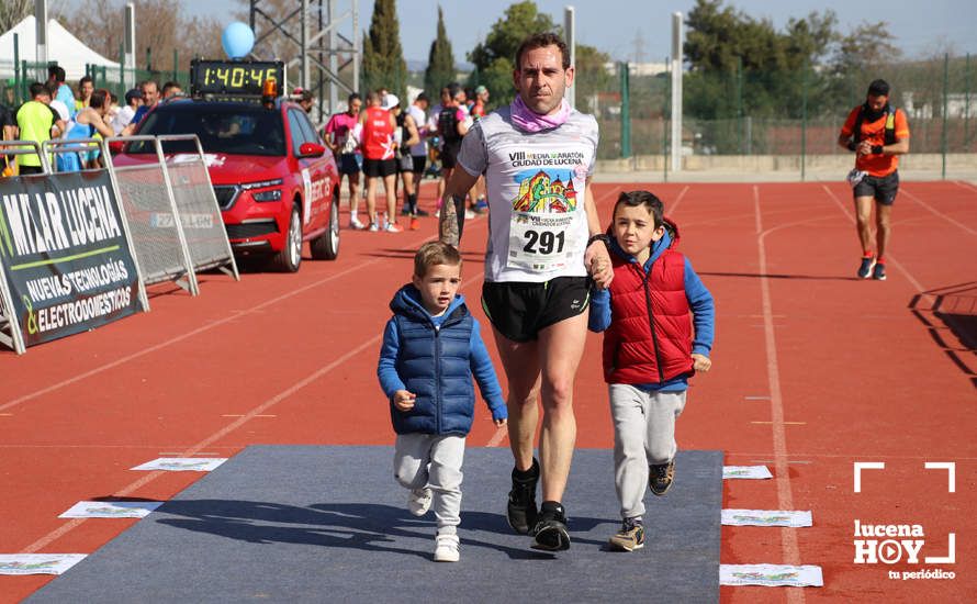 GALERÍA III: Las fotos de la VIII Media Maratón de Lucena: La alegría de llegar a la meta