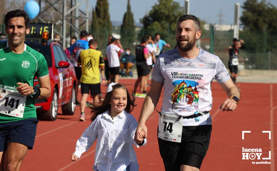 GALERÍA III: Las fotos de la VIII Media Maratón de Lucena: La alegría de llegar a la meta