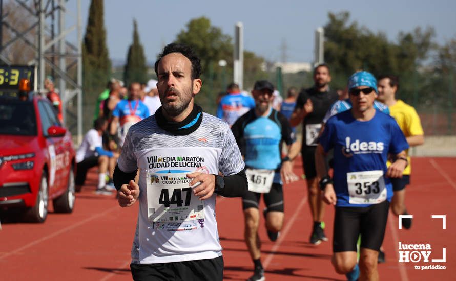 GALERÍA III: Las fotos de la VIII Media Maratón de Lucena: La alegría de llegar a la meta