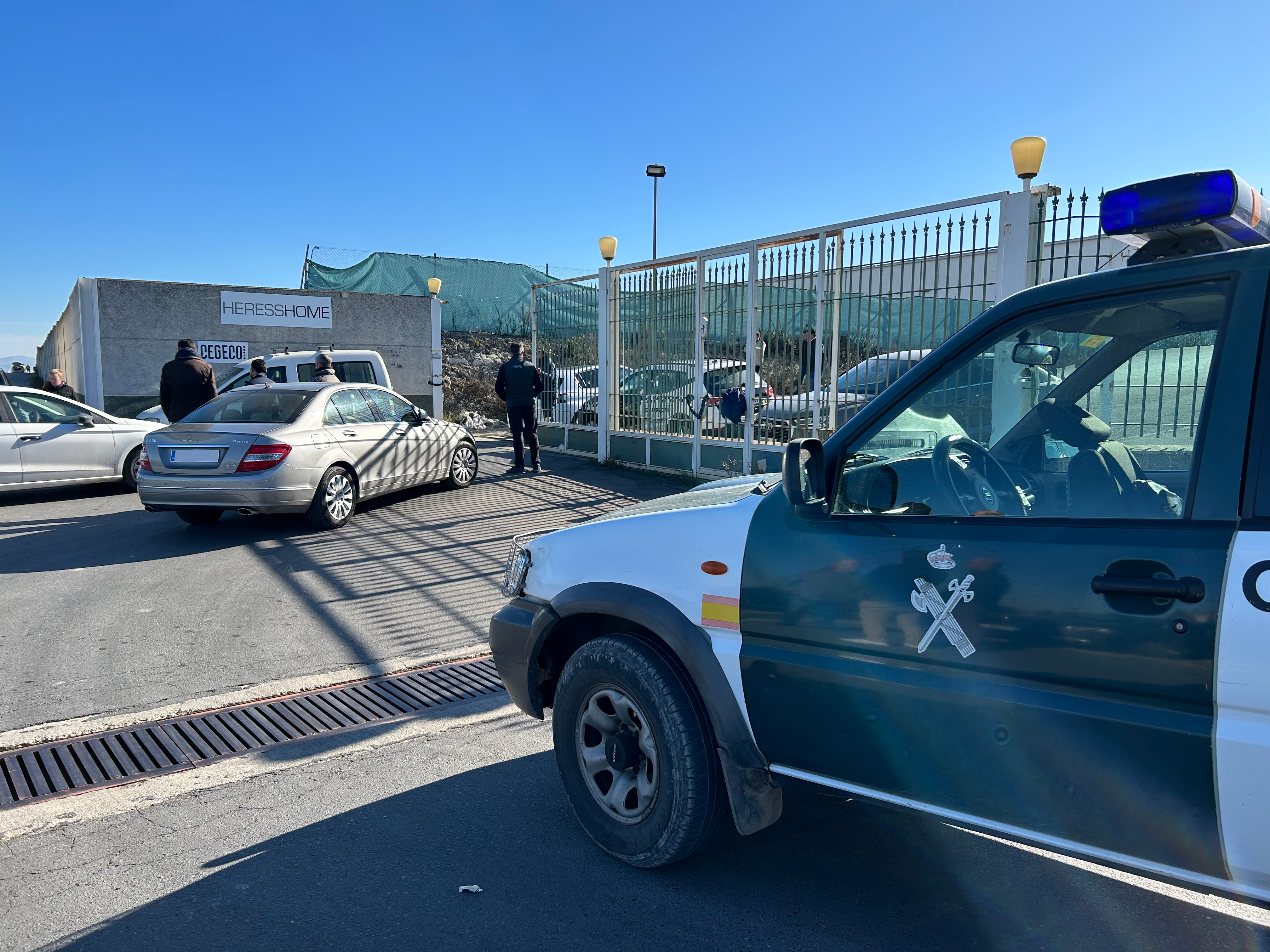 Un vehículo de la Guardia Civil a las puertas del recinto de las antiguas Industrias Espejo esta mañana