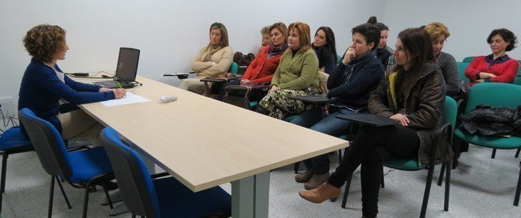  Doce mujeres participan en un curso sobre cooperativas 