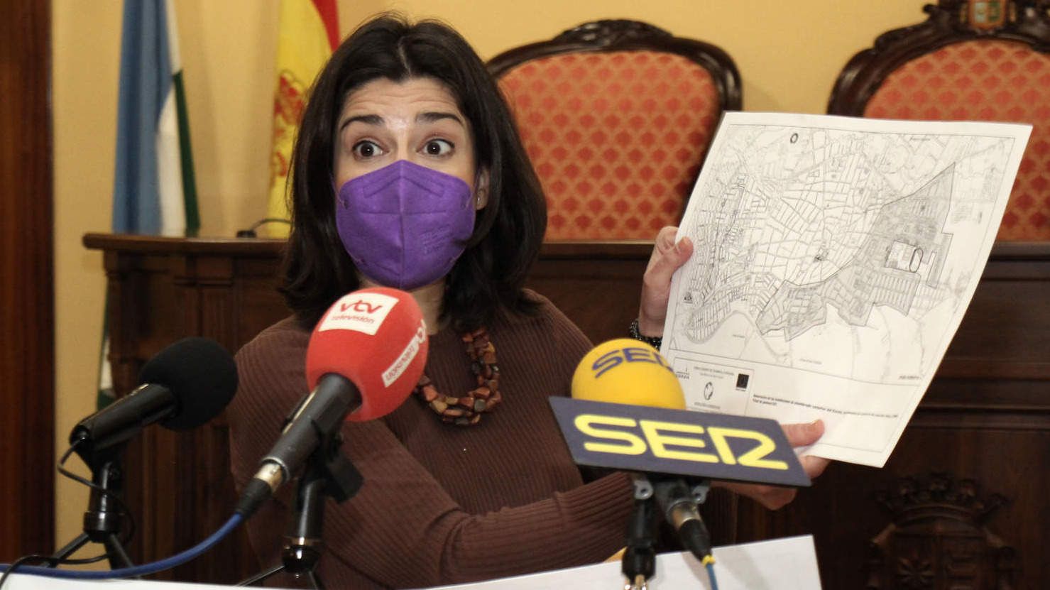  Teresa Alonso muestra el mapa con las zonas en las que se van a intervenir 