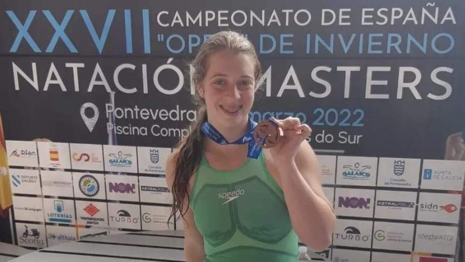  Elia María Cuenca luce su medalla en el Campeonato de España 