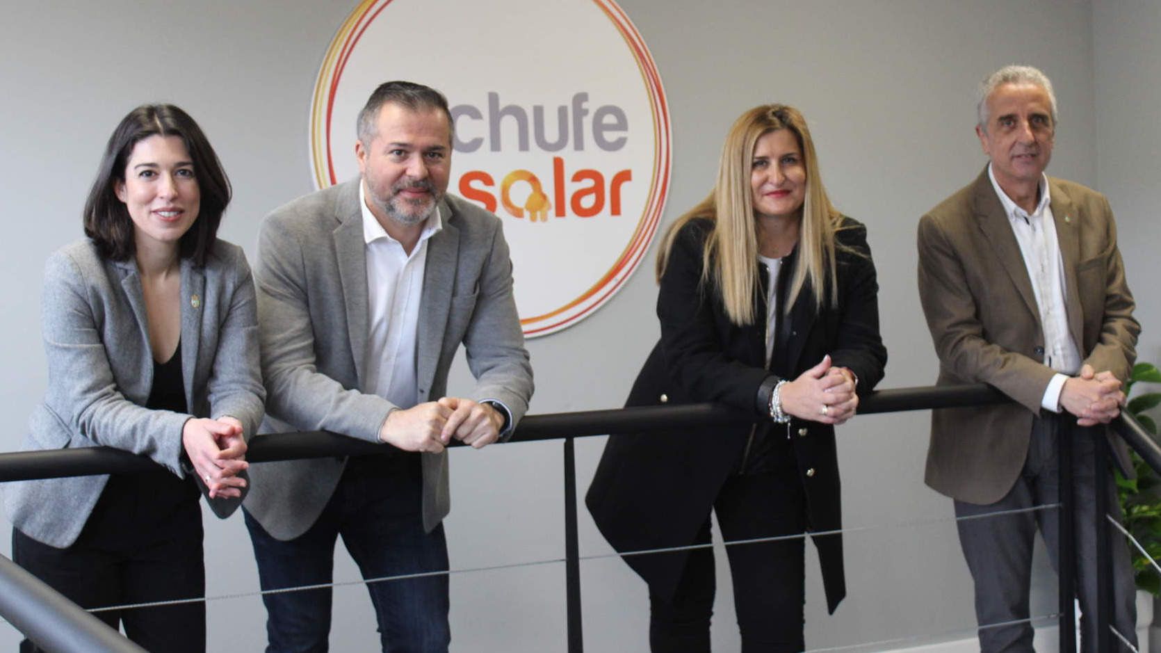  Autoridades y personal de Enchufe Solar durante la inauguración de este nuevo espacio 