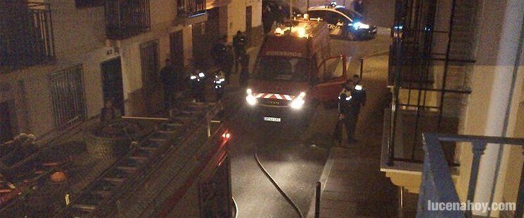  Los bomberos logran controlar un incendio en la calle Santiago 