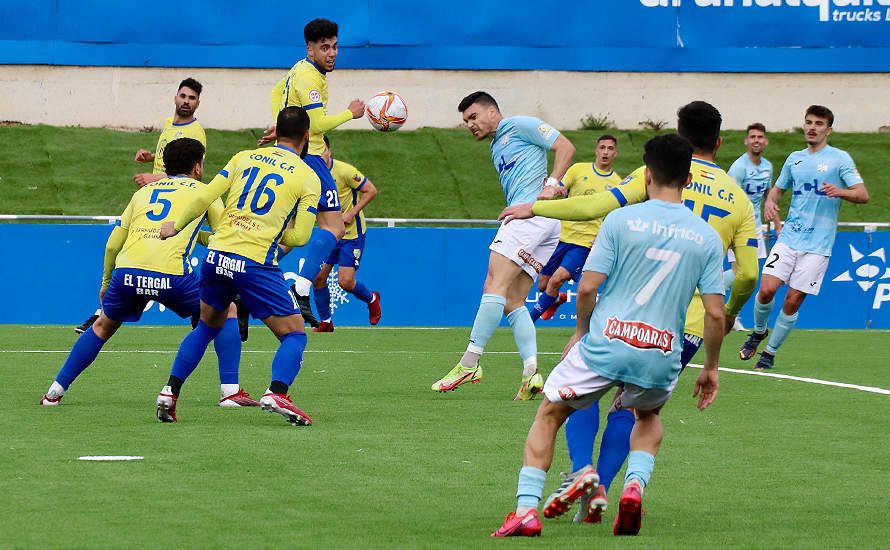 GALERÍA: El Ciudad de Lucena retoma la senda de la victoria frente al Conil (4-1)