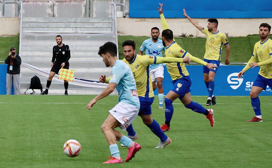 GALERÍA: El Ciudad de Lucena retoma la senda de la victoria frente al Conil (4-1)