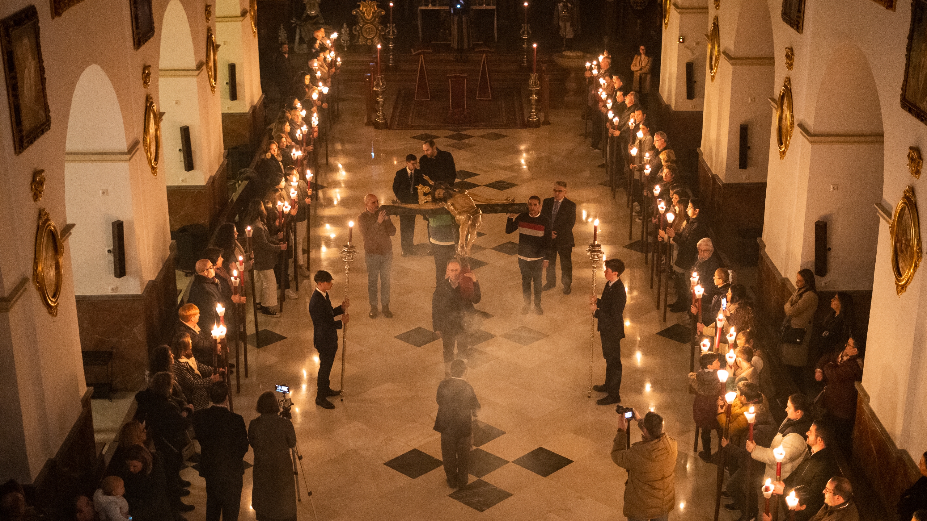 Viacrucis de la Familia de la Cofradía de la Sangre Viacrucis de la Familia de la Cofradía de la Sangre