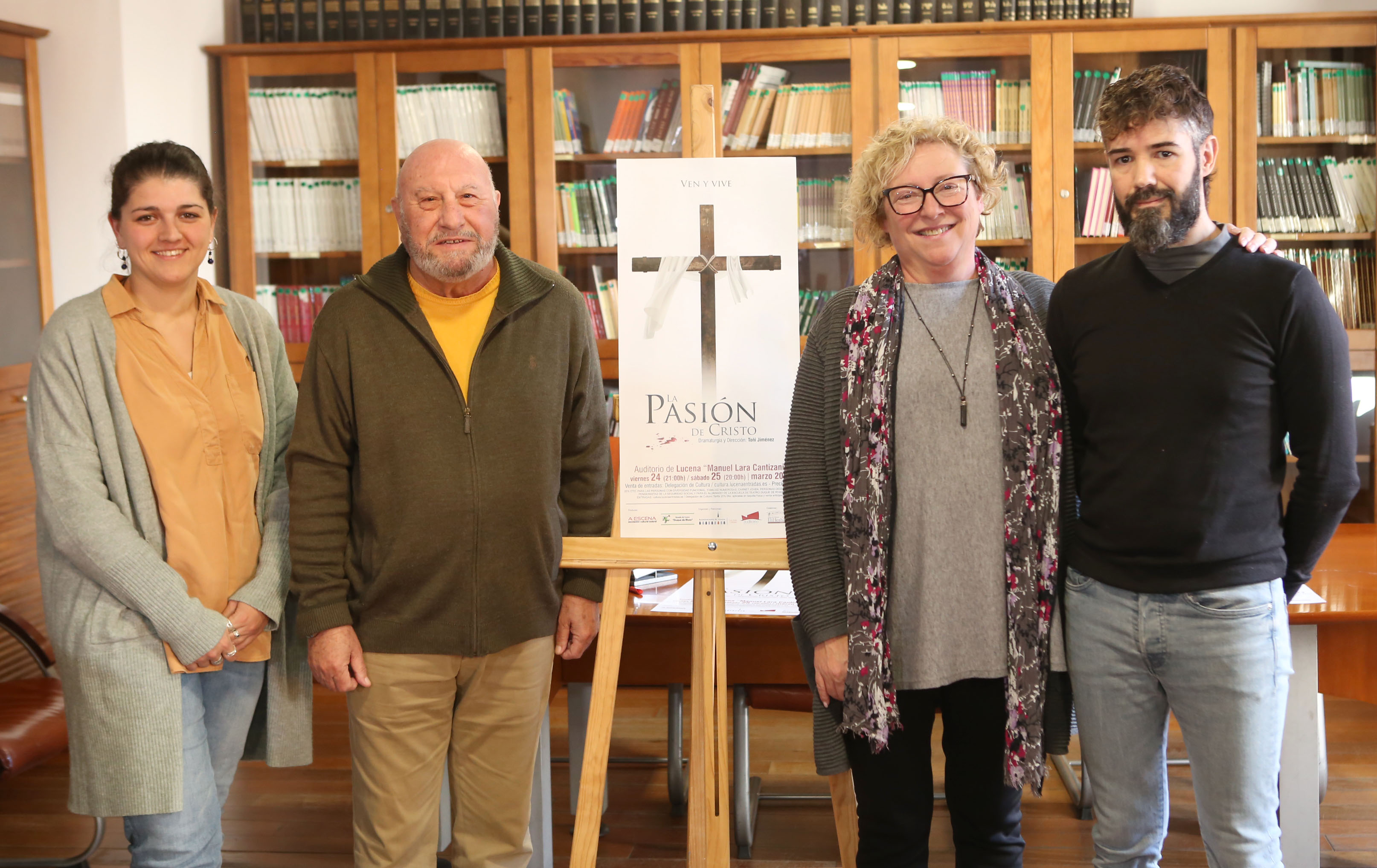 Mamen Beato junto a la directora y actores de La Pasión de Cristo