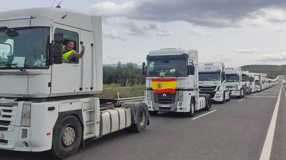  La larga cadena de cabezas tractores que esta mañana ha participado en la marcha lenta hasta Antequera 