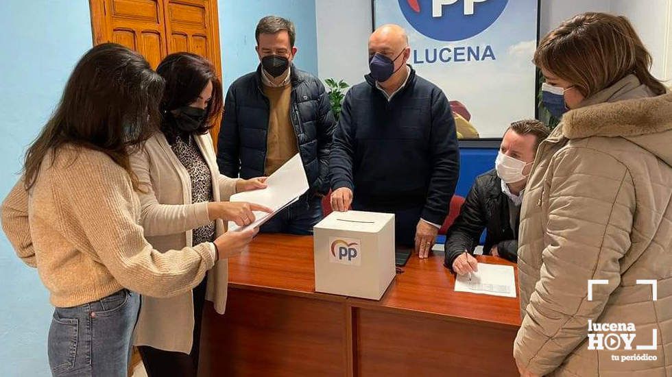  Elecciones en la sede del PP de Lucena, esta mañana 