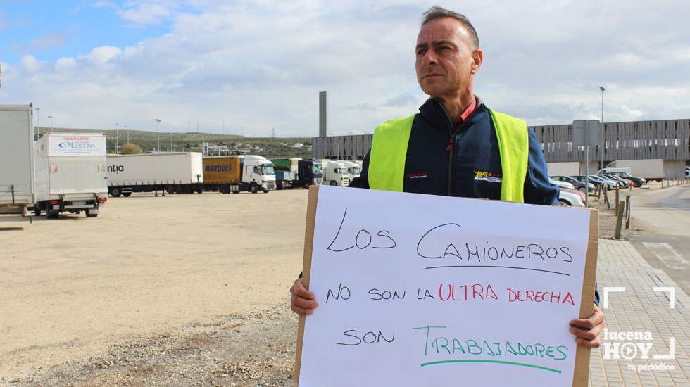  Antonio Torres, uno de los transportistas de Lucena, muestra un cartel en uno de los piquetes informativos. 
