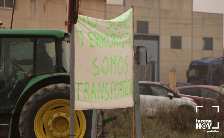 GALERÍA: Las imágenes de la concentración del sector agrario en apoyo al paro de los transportistas en Lucena