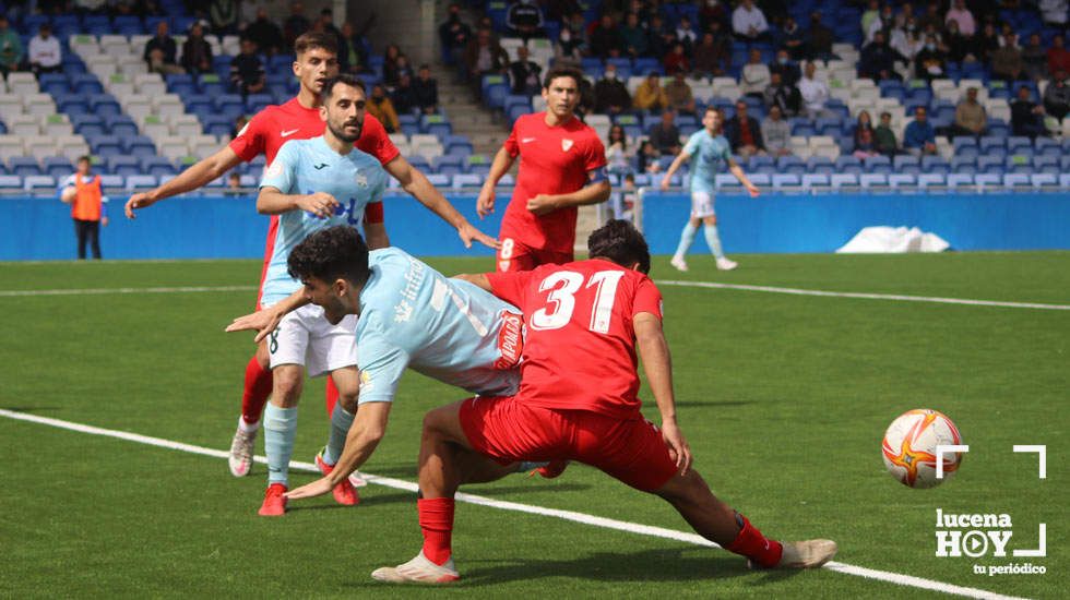  Pugna por el balón entre el Ciudad de Lucena y el Sevilla C 