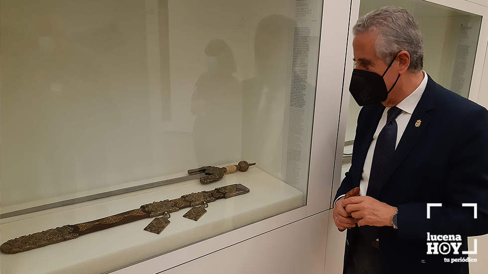  Juan Pérez junto a la espada de Boabdil en el Museo del Ejercito 