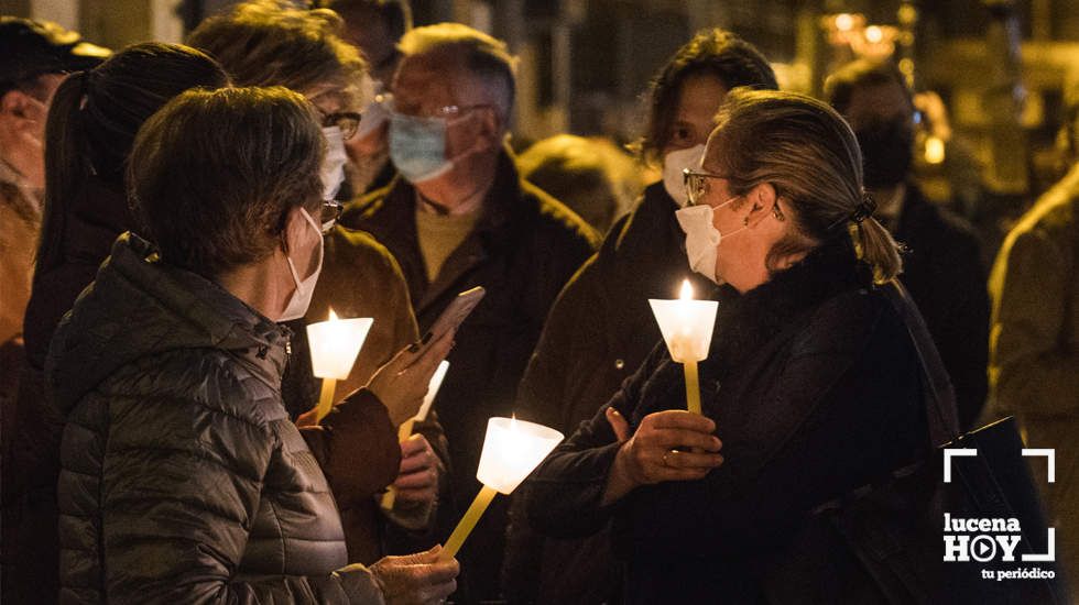  Varias personas participan provistas de mascarilla en un vía crucis durante esta Cuaresma 